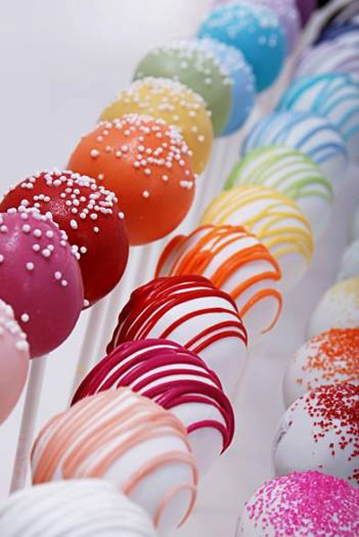 rainbow-cake-pops-velvetcreambakery